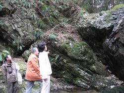 枯渇した「御主殿の滝」の前で