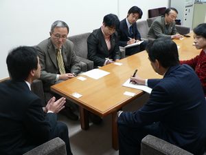 外務省から聞き取りする笠井議員ら