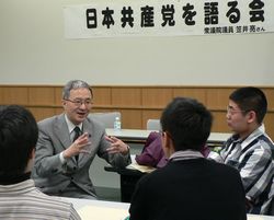 参加者の輪に入って話をする笠井議員