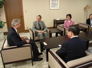 昭島市助役と懇談する笠井議員