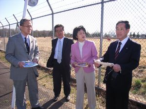 横田基地を視察する笠井議員